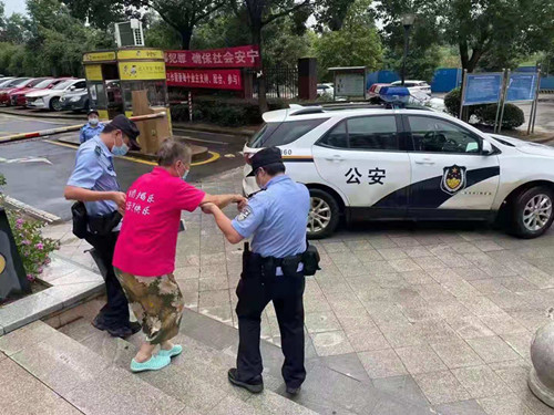 江夏民警雨天坚守全力保障应急通道畅通