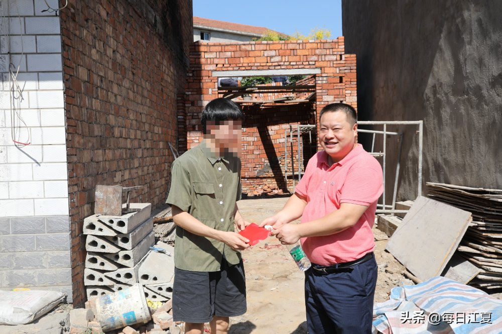 暖！江夏爱心企业家捐资助学，解燃眉之急！