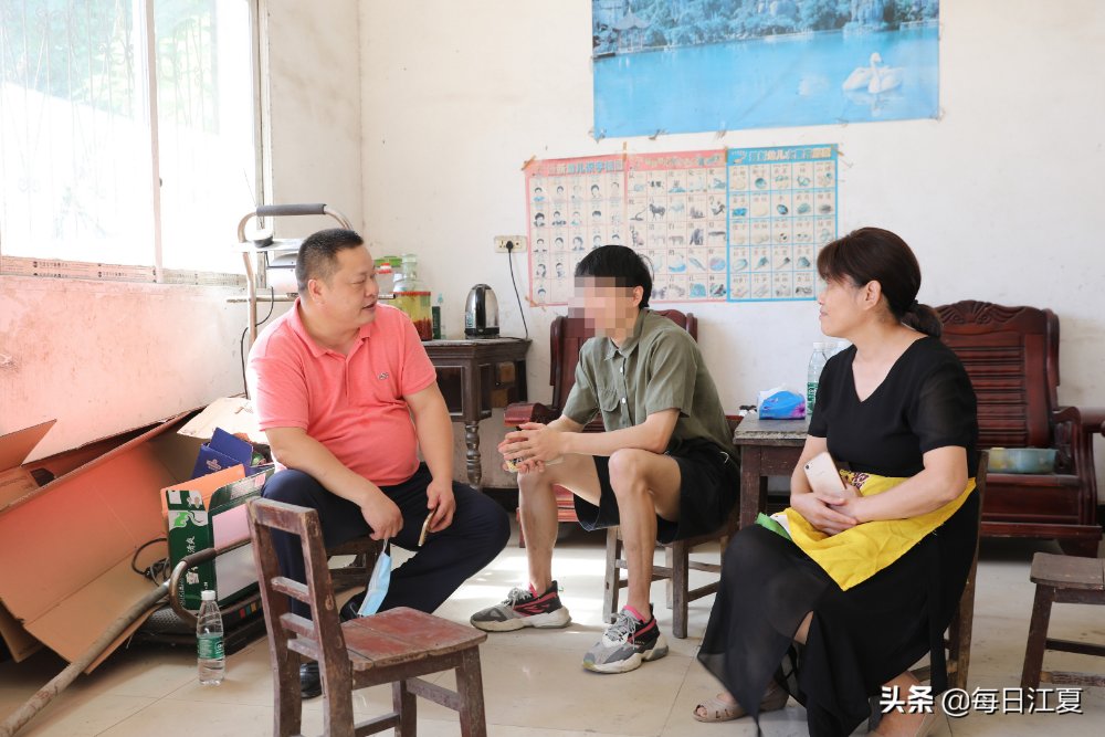 暖！江夏爱心企业家捐资助学，解燃眉之急！