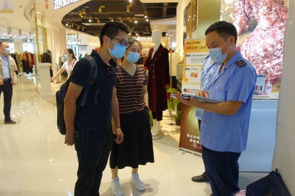 江夏将“安全乘梯进超市”知识送进商超