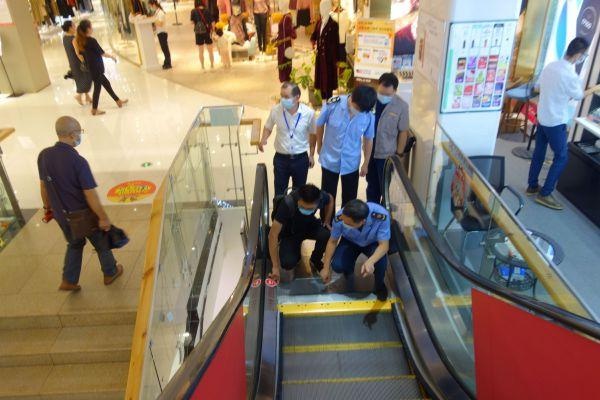 江夏将“安全乘梯进超市”知识送进商超