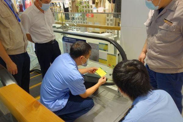 江夏将“安全乘梯进超市”知识送进商超