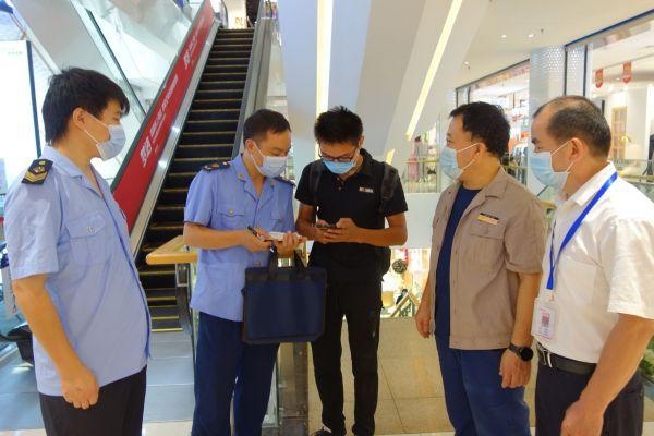 江夏将“安全乘梯进超市”知识送进商超