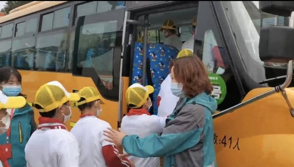 老区孩子不再挤“面的”上下学了，江夏山坡街偏远村湾开来了“大鼻子”校车
