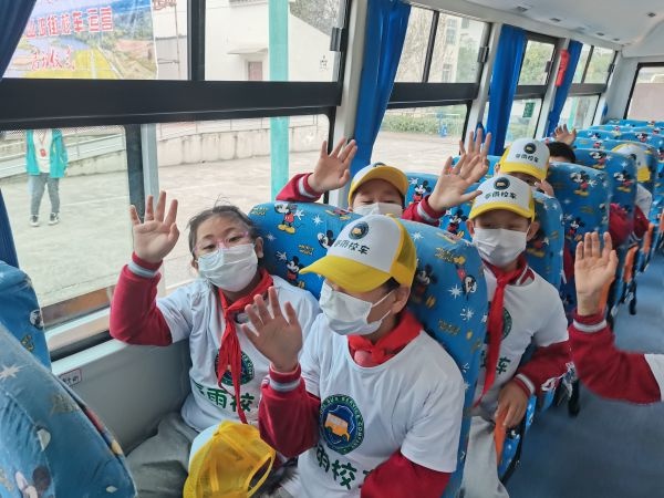 老区孩子不再挤“面的”上下学了，江夏山坡街偏远村湾开来了“大鼻子”校车