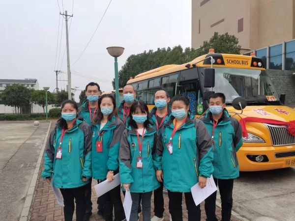老区孩子不再挤“面的”上下学了，江夏山坡街偏远村湾开来了“大鼻子”校车
