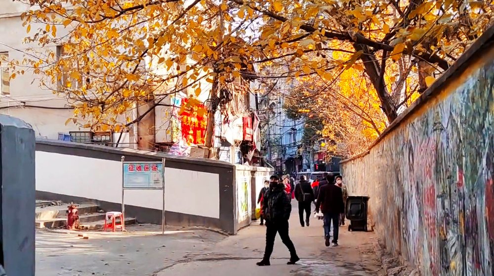 倒塌在斑驳围墙里，随拍武汉这条有故事的老街，一代人的经典记忆