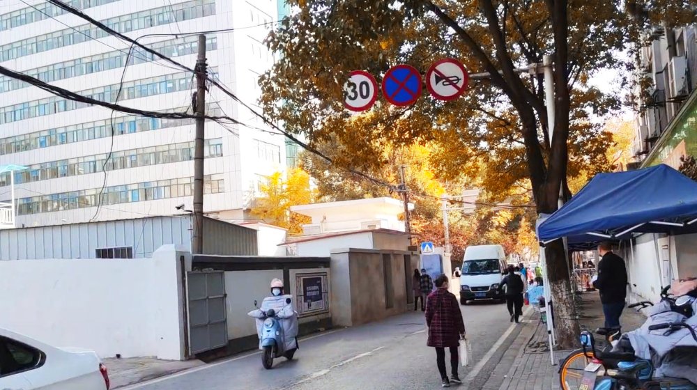 倒塌在斑驳围墙里，随拍武汉这条有故事的老街，一代人的经典记忆