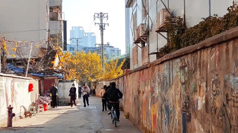 倒塌在斑驳围墙里，随拍武汉这条有故事的老街，一代人的经典记忆