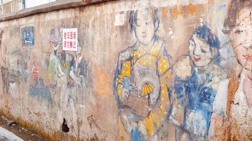 倒塌在斑驳围墙里，随拍武汉这条有故事的老街，一代人的经典记忆