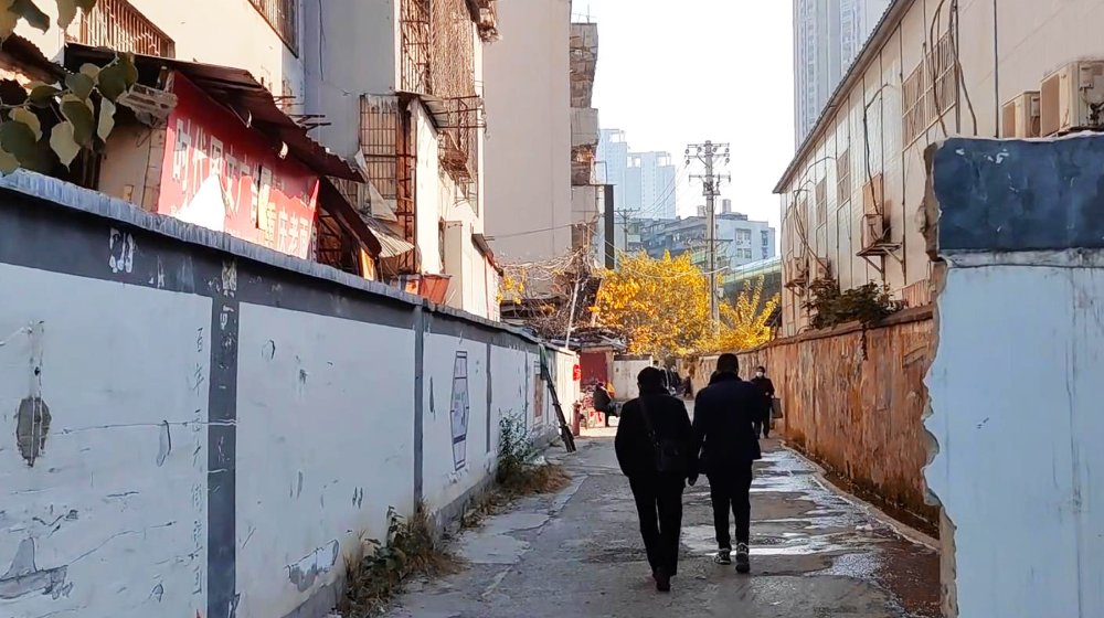 倒塌在斑驳围墙里，随拍武汉这条有故事的老街，一代人的经典记忆