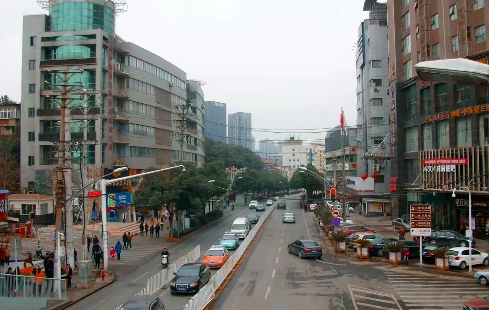 武汉闹市区的这座天桥，连接知名高校和夜市，当年挥霍青春的地方