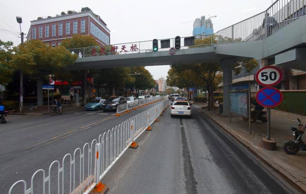 武汉闹市区的这座天桥，连接知名高校和夜市，当年挥霍青春的地方