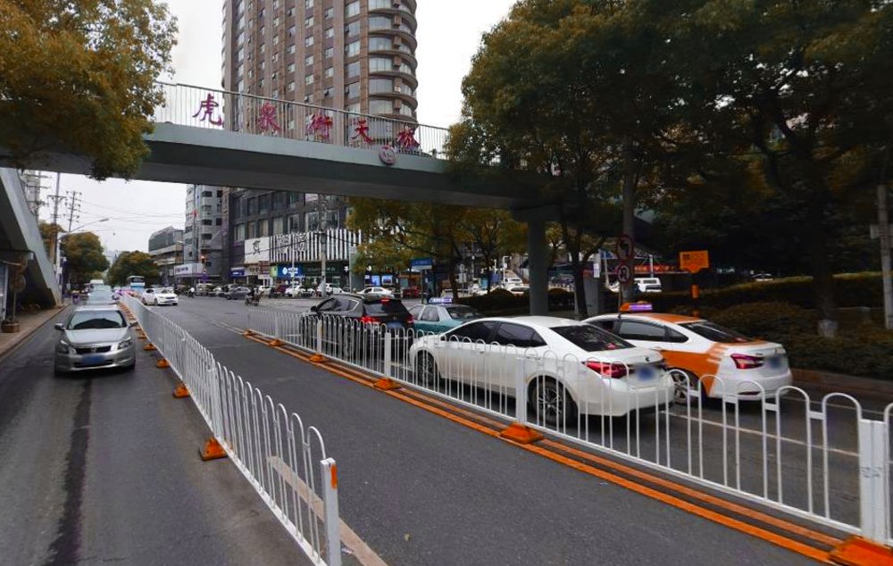 武汉闹市区的这座天桥，连接知名高校和夜市，当年挥霍青春的地方