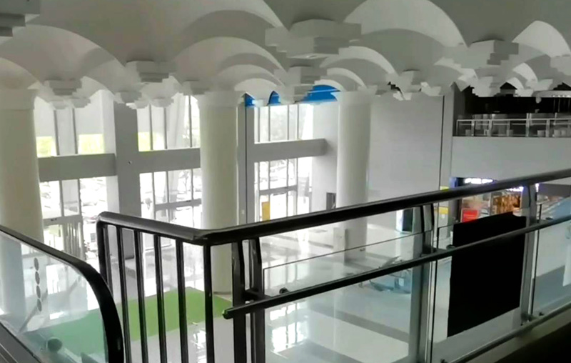 在武汉闹市区随拍崇文广场，当年遨游书海的大楼，只剩下一间小店