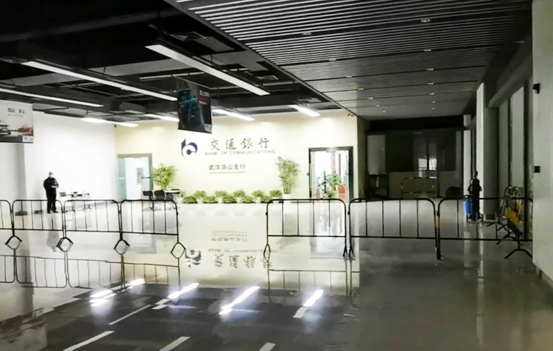 在武汉闹市区随拍崇文广场，当年遨游书海的大楼，只剩下一间小店