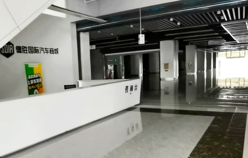 在武汉闹市区随拍崇文广场，当年遨游书海的大楼，只剩下一间小店