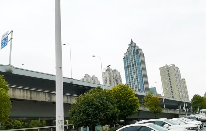 在武汉闹市区随拍崇文广场，当年遨游书海的大楼，只剩下一间小店