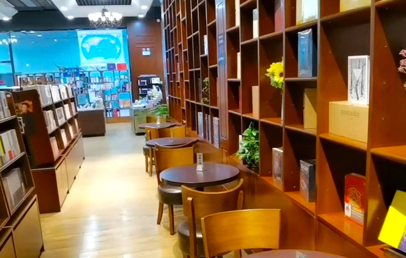 在武汉闹市区随拍崇文广场，当年遨游书海的大楼，只剩下一间小店
