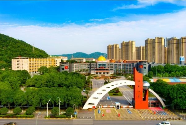 新增中小学学位7740个，公办幼儿园学位1800个，江夏区加强推进“学位攻坚计划”，一批新改扩建学校“上马”