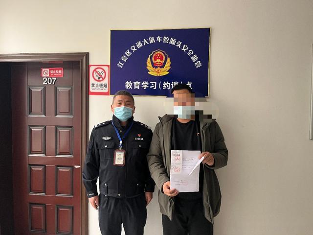 网友举报大货车闯红灯，武汉江夏交警：坚决追处