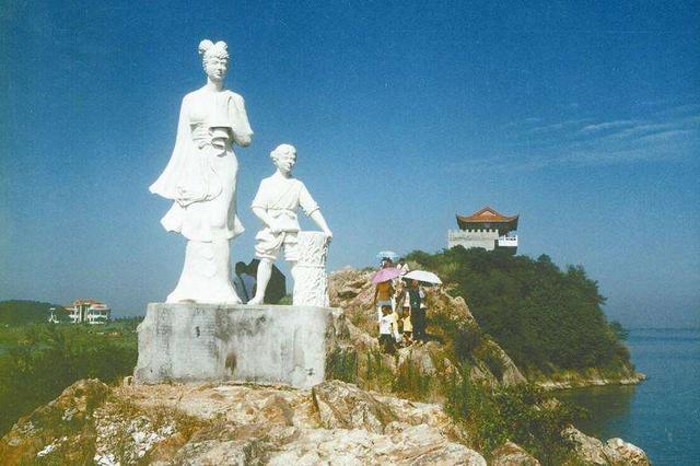 江夏与鄂州交界的梁子湖，传说千年前曾由县城沉没成湖
