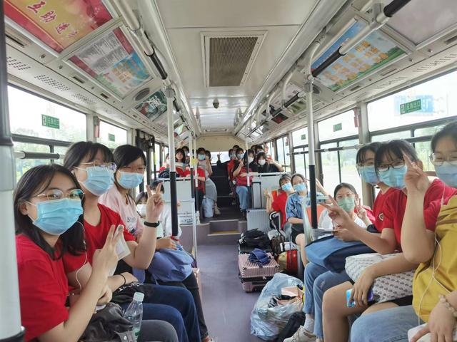 公交护航，53辆接考专车护送高考学子