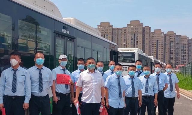 公交护航，53辆接考专车护送高考学子