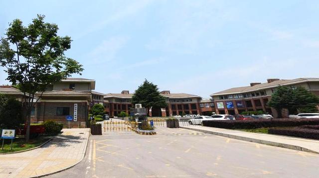 有欧式风格大楼和湖景绿道，路过武汉江夏这座高校，随拍夏之美景