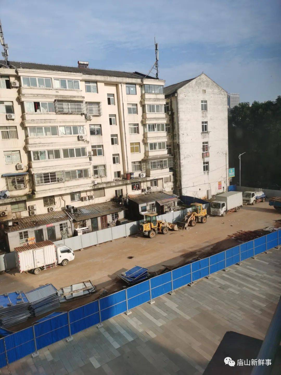 庙山这条道路已维修完毕，围墙为何不拆？最新进展来啦！