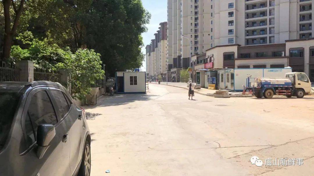 庙山这条道路已维修完毕，围墙为何不拆？最新进展来啦！
