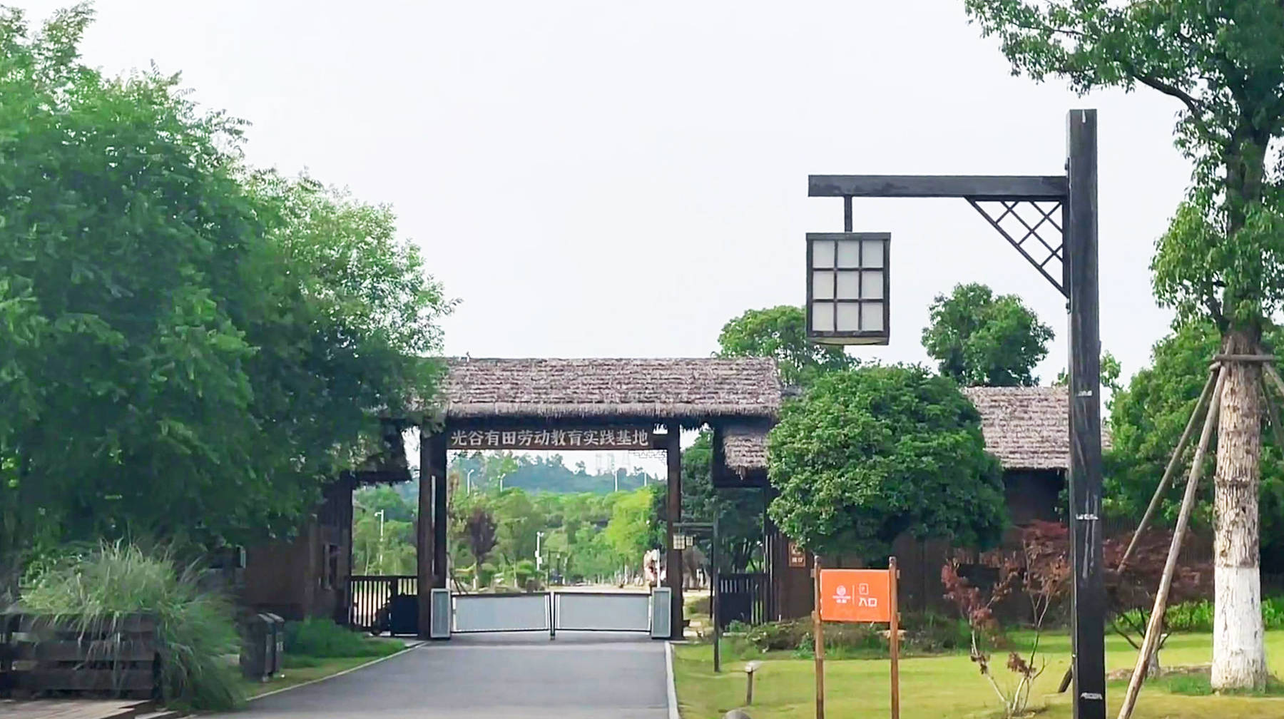 武汉城区大山脚下有座农场，乘地铁前往，肥沃庄稼地充满乡村气息