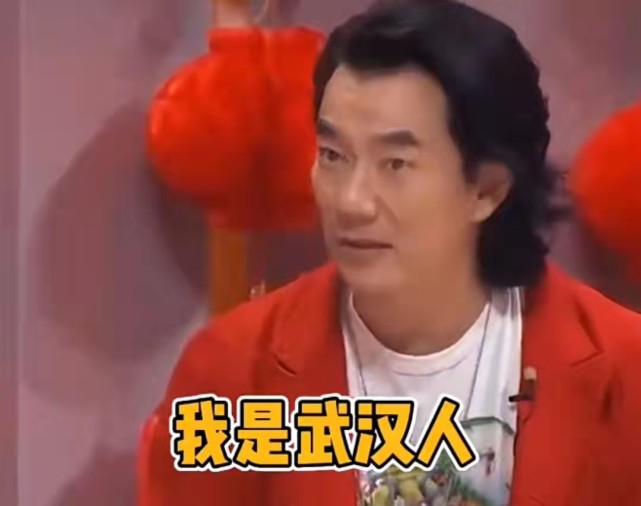 任贤齐现身黄鹤楼，穿两层长袖不怕热，台湾出生长大把武汉当家乡