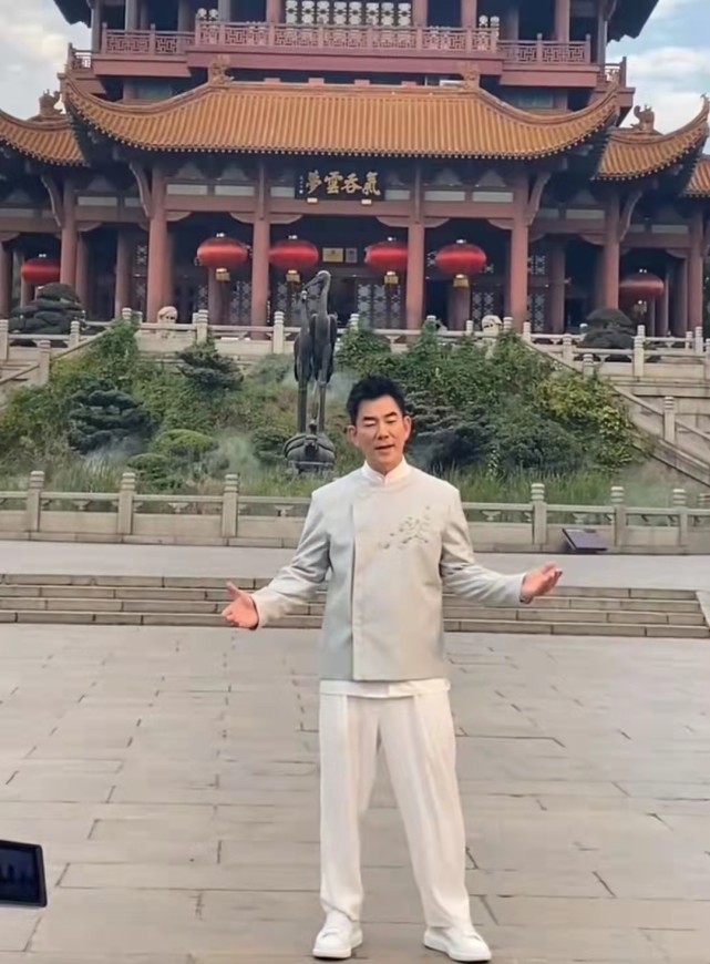 任贤齐现身黄鹤楼，穿两层长袖不怕热，台湾出生长大把武汉当家乡