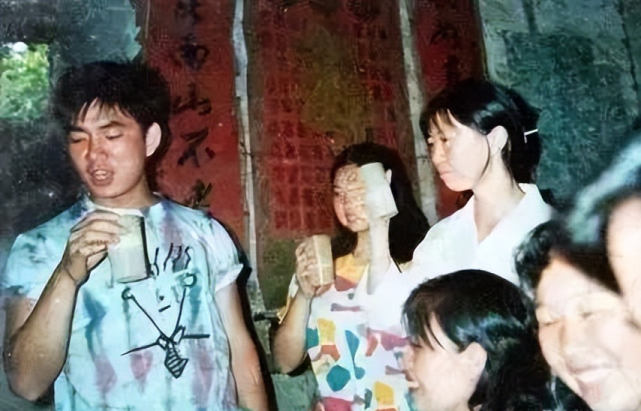 任贤齐现身黄鹤楼，穿两层长袖不怕热，台湾出生长大把武汉当家乡