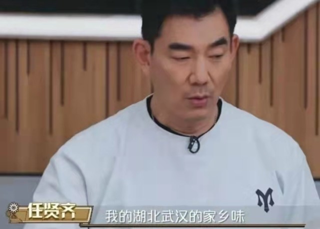 任贤齐现身黄鹤楼，穿两层长袖不怕热，台湾出生长大把武汉当家乡