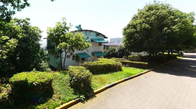 武汉江夏有座建在山林中的小区，面积广袤像景点，出门要骑电动车