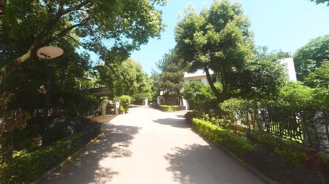 武汉江夏有座建在山林中的小区，面积广袤像景点，出门要骑电动车