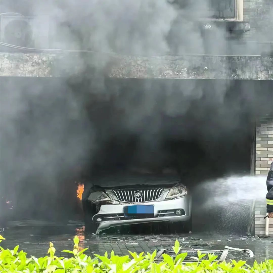 江夏一小区架空层一辆汽车被烧！最新回应