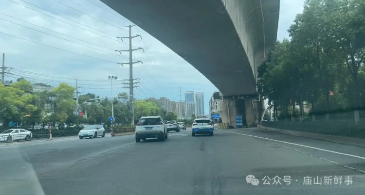 江夏大道庙山段微改造！新增一车道+拆除护栏！