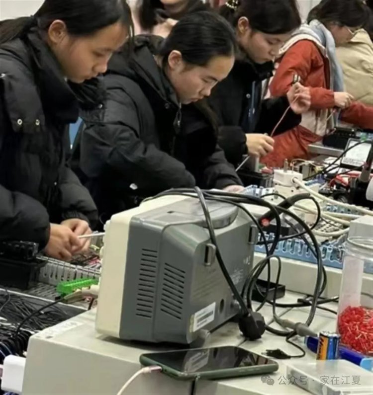 江夏女孩拿下湖北省技能高考电气电子专业第一名