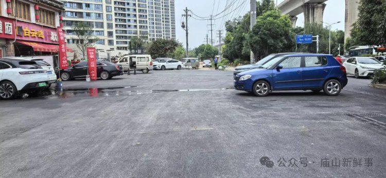 江夏大道汤逊湖鱼丸街辅路段 已经完成了路面刷黑