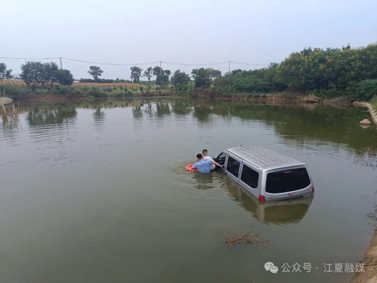 江夏民警跳入鱼塘…只为救人！