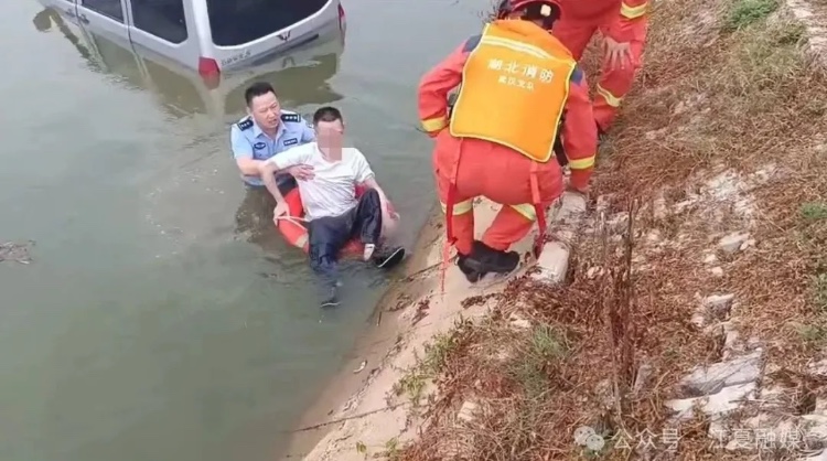江夏民警跳入鱼塘…只为救人！