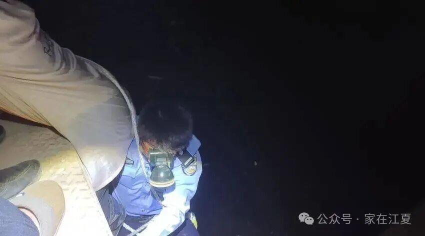 事发江夏，一车辆深夜落水！民警攀桥救人