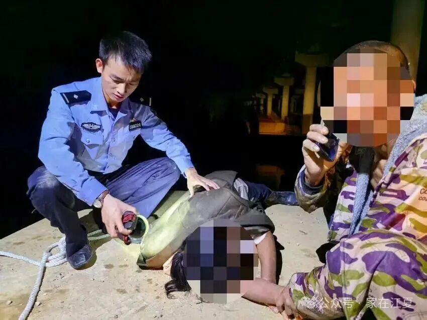 事发江夏，一车辆深夜落水！民警攀桥救人