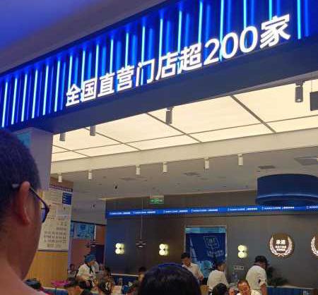 兰湘子·湘菜小炒总部位于陕西西安,以“坚持做感动人心、价格厚道的好产品,为顾客创造美好生活”为使命,为顾客创造体验的餐厅,在兰湘子让顾客享受到超值的菜品、超值的环境、超值的服务,就是兰湘子