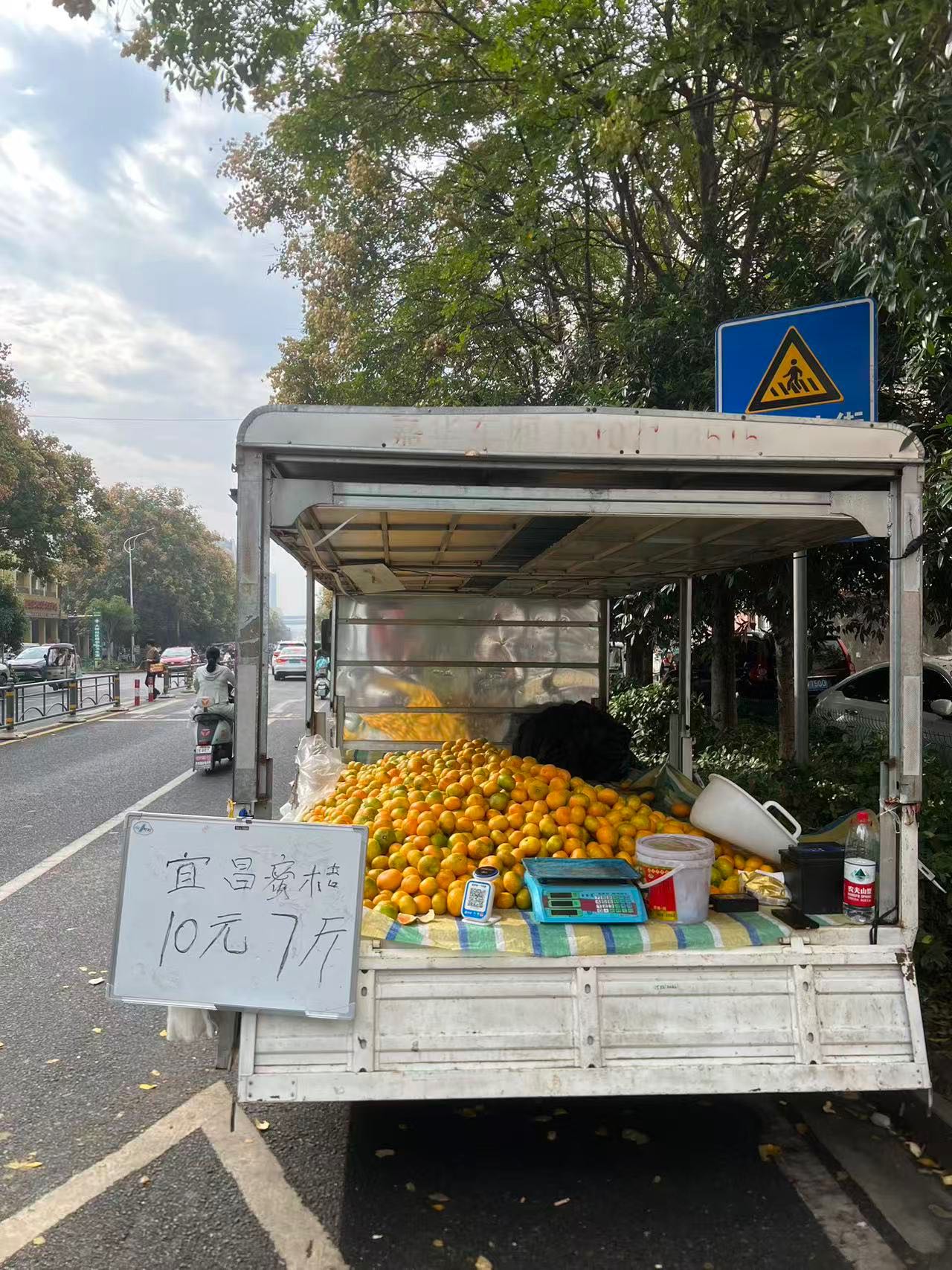 大花岭 自产自销水果二群加土特产。黄记霸王牛骨面(总店) 路口