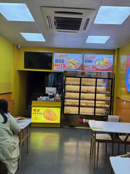 马湖商业街餐饮一条街门面转让，2层共95平，2楼可住人。附近大学多，地铁口附近，小区多，办公区多。因本人要上班，无多余精力经营。忍痛转让，整转空转都行，给钱就转。