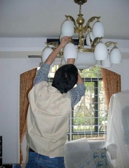 一，灯具安装与维修 1. 停电、漏电、频繁跳闸、用电量过高、短路、冒火花等问题 2. 各种灯具一：电路/排风扇/吊扇/浴霸 安装维修 3. 电源线路/电路开关/开关插座 短路跳闸故障检测维修 4. 电表/电闸/空气开关/插座 升级安装检测维 5. 电路/电线/网线/有线电视/电话线 设计安装、改道、开槽布线 二：洁具与水管安装与维修 1、三角阀，水龙头，洗菜盘，洗脸盆，淋浴阀等等，漏水、断裂、维修更换。 热水器、厨煲、家用增压泵安装。 2、水管爆裂、明暗水管漏水安装维修;厨房卫生间、浴缸、漏渗水;水斗、 面盆、马 桶上水软管漏水维修更换;马桶水箱漏水配件维修更换。 3、安装维修PPR管、PVC管、铝塑管、。 4、承接安装各类PVC、等下水管道安装及改建楼层独立下水管道工程。 5、安装维修水斗、面盆、浴缸、马桶、马桶、地漏、淋浴房、阴沟等下水管道。 6、下水道安装维修、铸铁管改换塑料管、下水改造、换蹲坑。